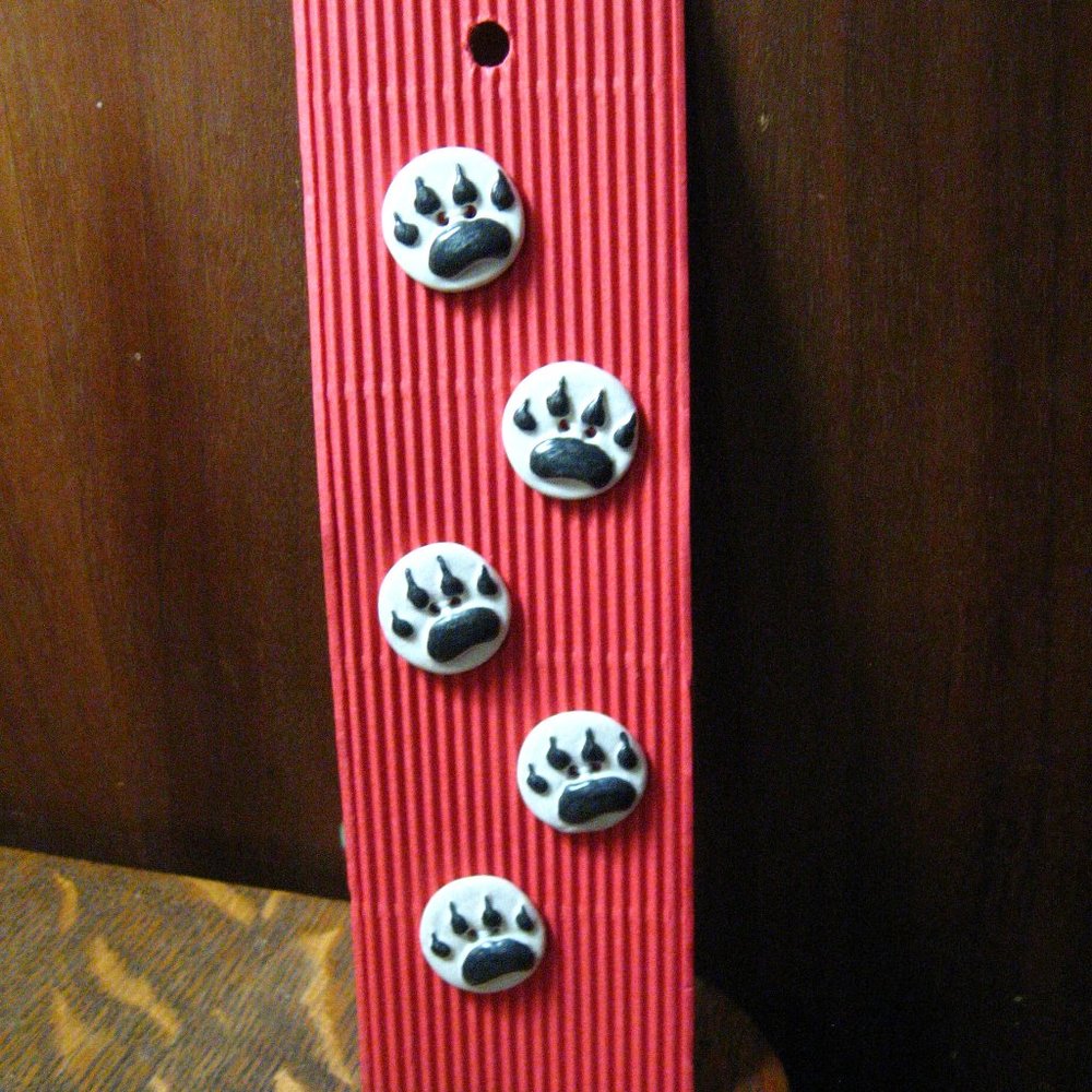 🐻 Incomparable Buttons Black & White Bear Paw